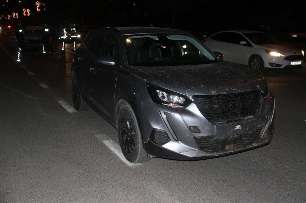 Konya'da kırmızı ışıkta bekleyen cipe otomobil çarptı: 2 yaralı