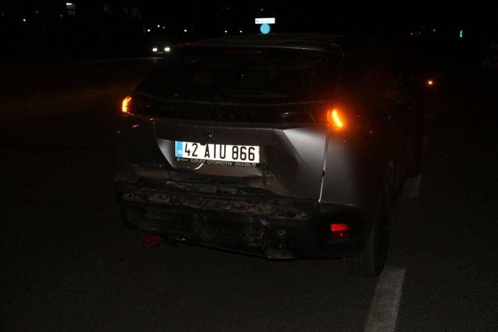 Konya'da kırmızı ışıkta bekleyen cipe otomobil çarptı: 2 yaralı