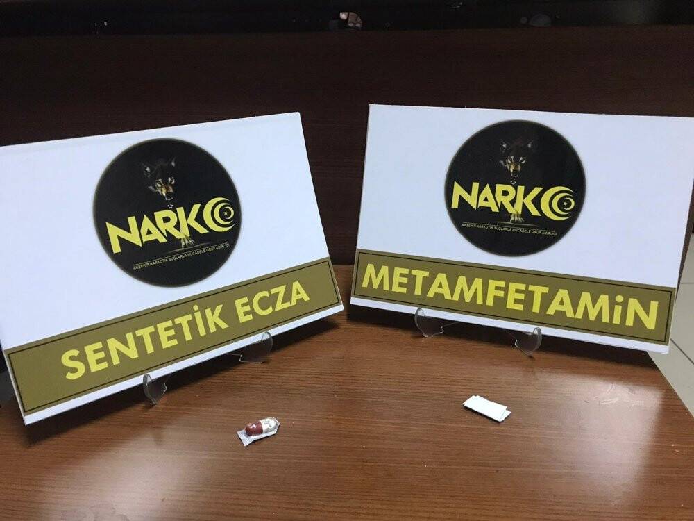 Polisi görüp uyuşturucuyu yere atan şüpheli yakalanmaktan kurtulamadı