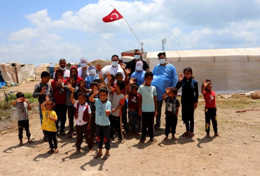 Tarım işçileri çadırlarda aşılanıyor