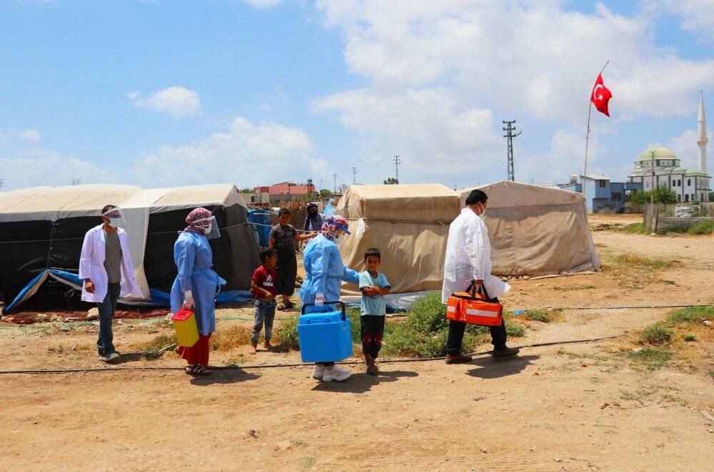 Tarım işçileri çadırlarda aşılanıyor