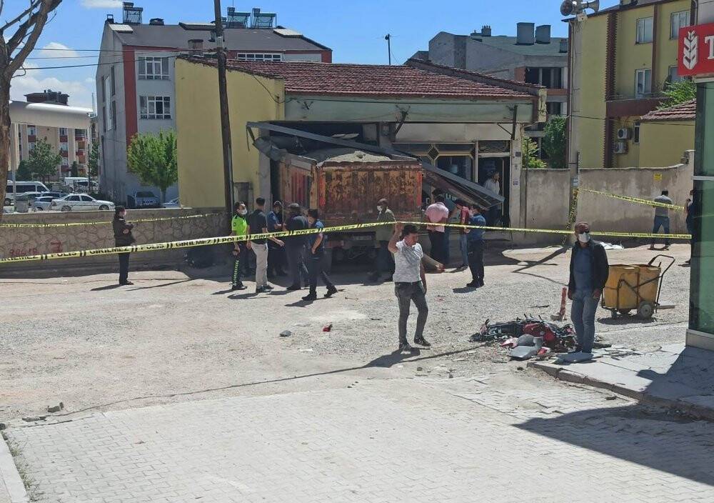 Konya'da freni patlayan hafriyat yüklü kamyon, 3 aracı ve 1 motosikleti ezip dükkana girdi