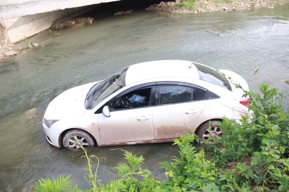 Direksiyon hakimiyetini kaybedince dereye uçtu: 1 yaralı