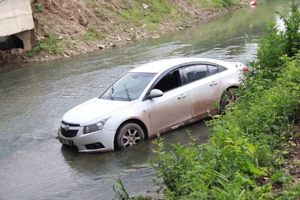 Direksiyon hakimiyetini kaybedince dereye uçtu: 1 yaralı