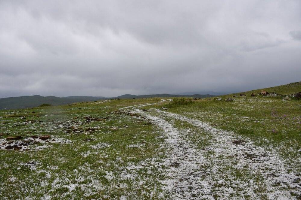 Ardahan beyaza büründü, herkes kar yağdı sandı