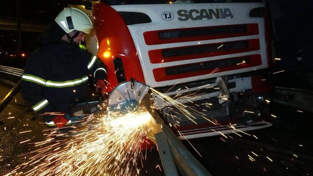 Makaslama yapıp bariyerin saplandığı tırda can pazarı