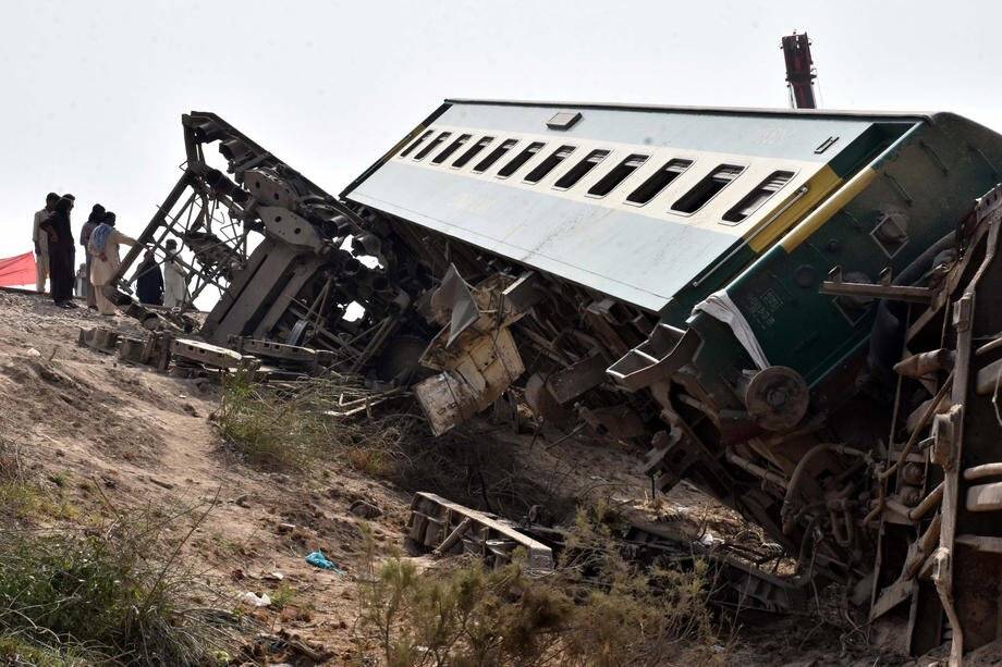 Pakistan’da iki yolcu treni çarpıştı: 30 ölü, 50 yaralı