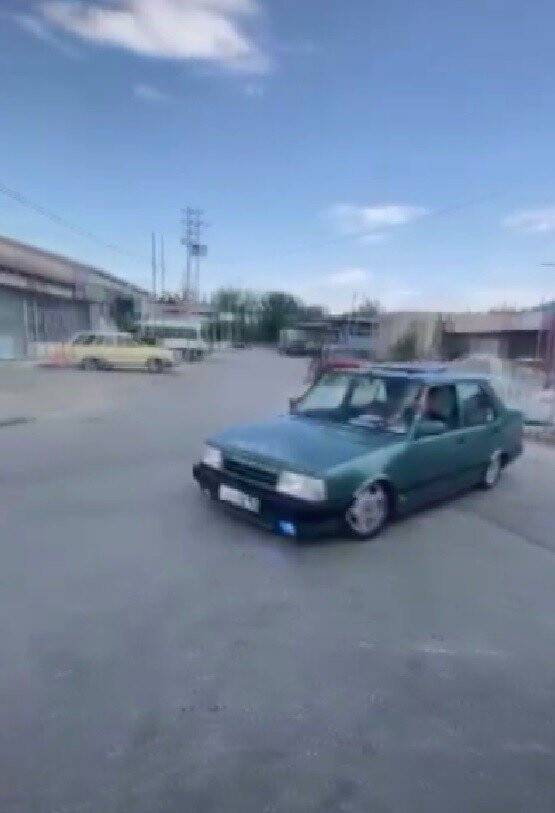 İki otomobil karşılıklı drift yaptı, tehlikeli anlar kameraya yansıdı