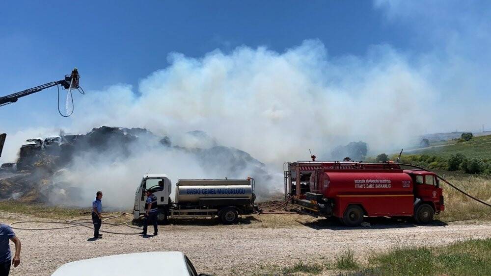 380 ton saman balyası küle döndü