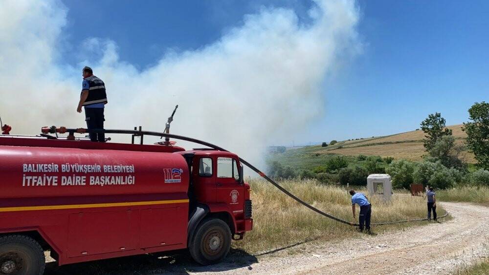 380 ton saman balyası küle döndü