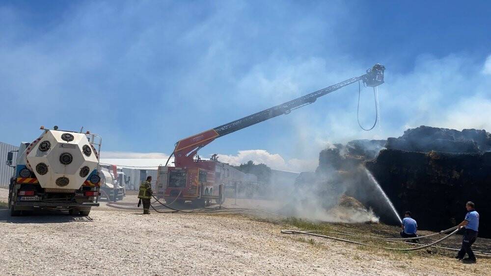 380 ton saman balyası küle döndü