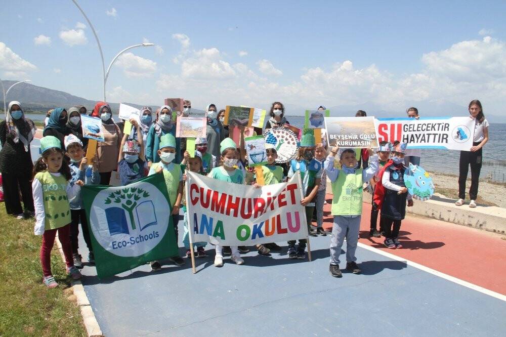 Göl kıyısında yürüyüş yapan öğrenciler ‘Beyşehir Gölü kurumasın, hayat durmasın’ dedi