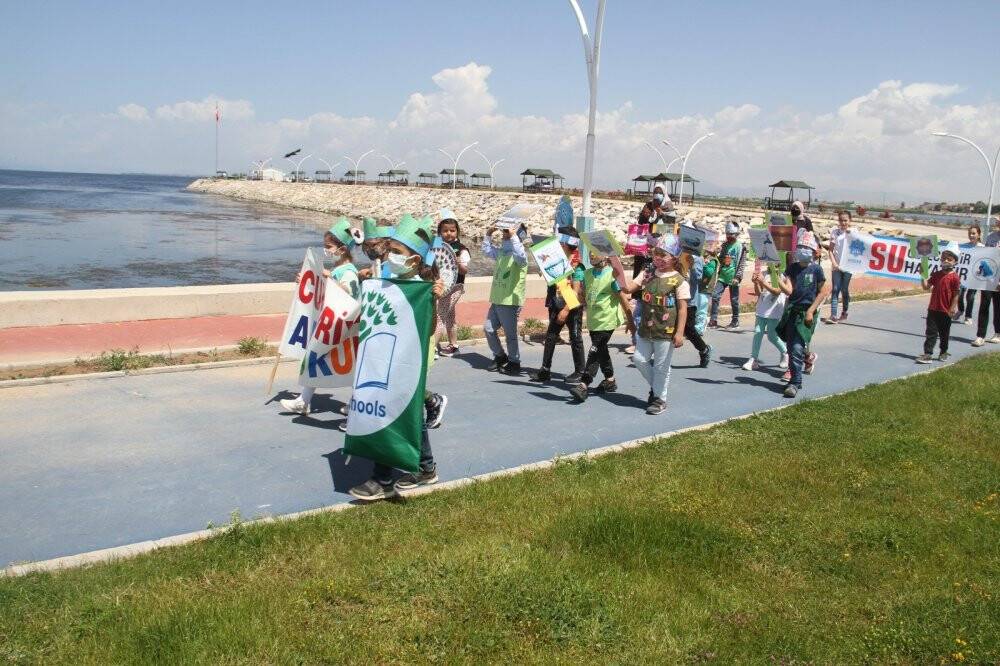 Göl kıyısında yürüyüş yapan öğrenciler ‘Beyşehir Gölü kurumasın, hayat durmasın’ dedi