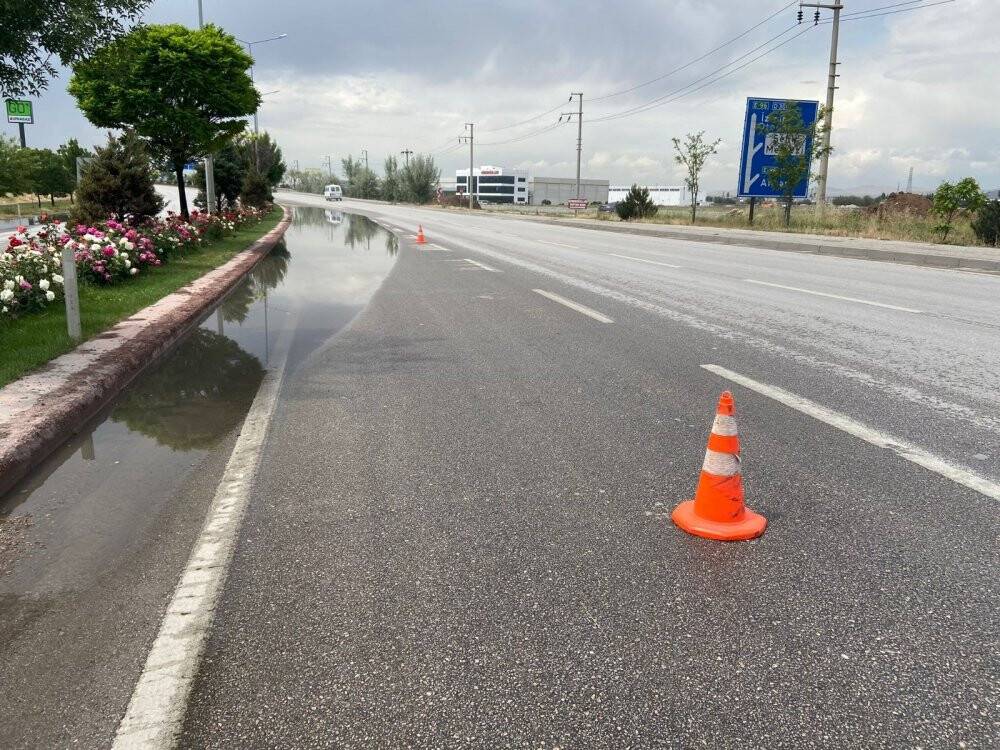 Su birikintisi sürücülere zor anlar yaşattı