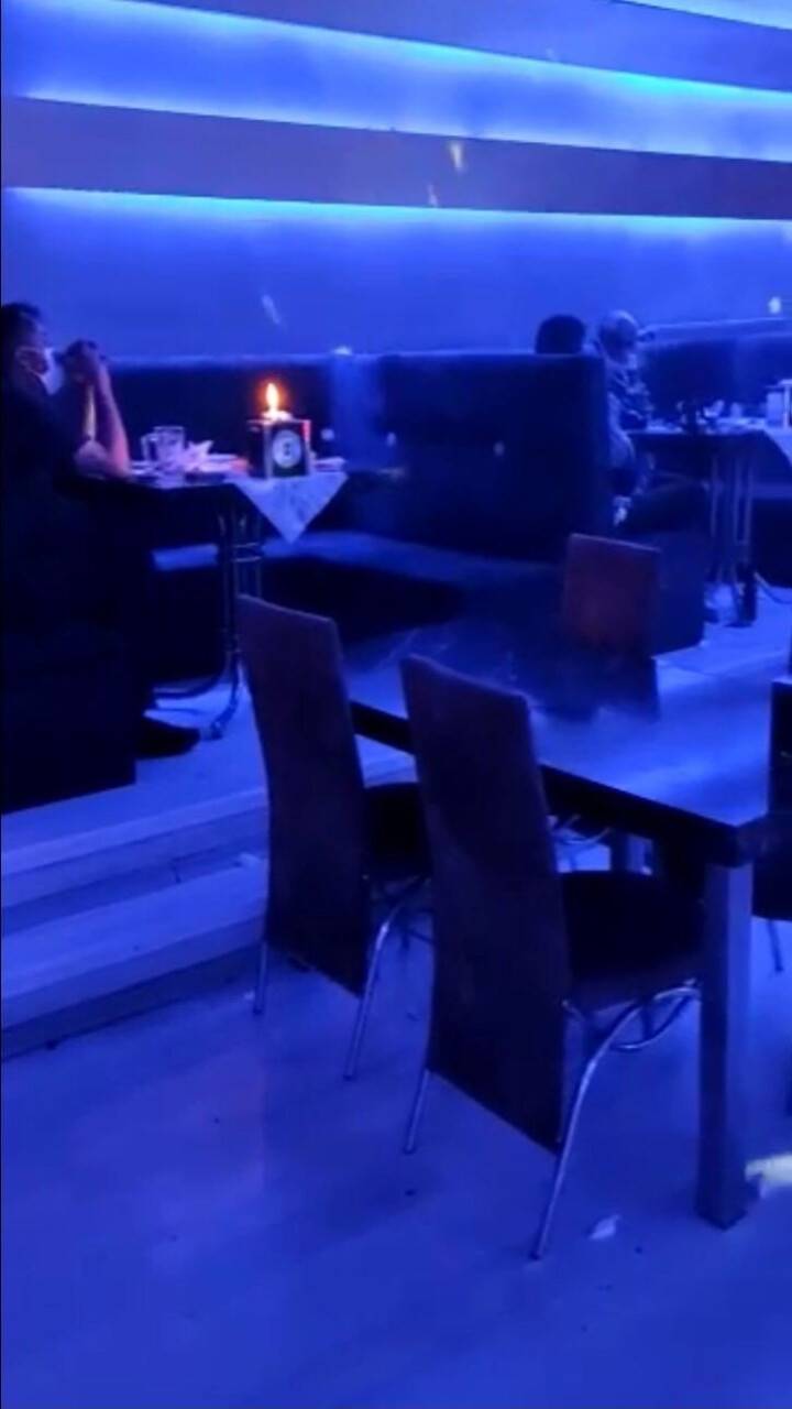 Eğlence mekanına baskın! Sahnenin altına ve tuvalete saklandılar