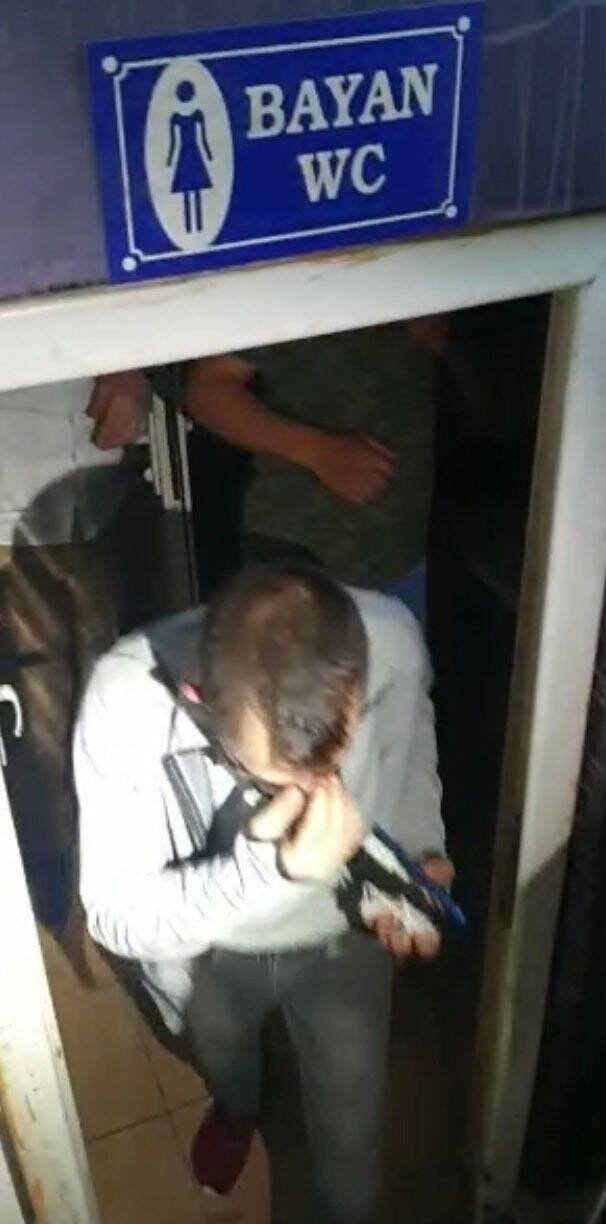 Eğlence mekanına baskın! Sahnenin altına ve tuvalete saklandılar