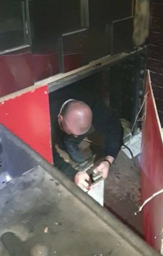 Eğlence mekanına baskın! Sahnenin altına ve tuvalete saklandılar