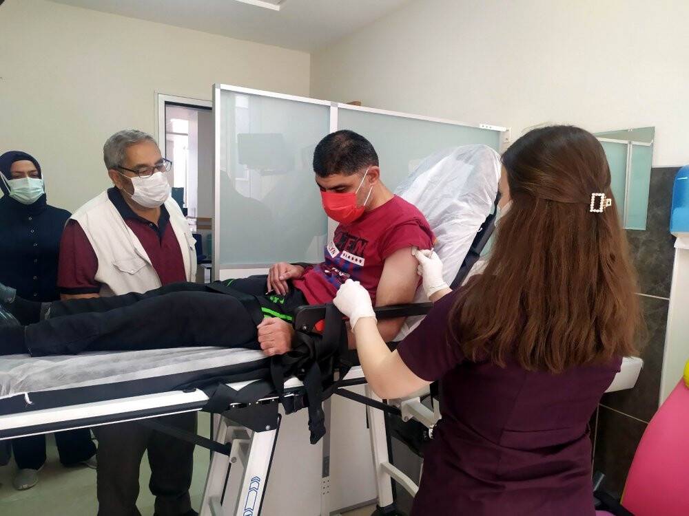 Konya'da aşı çalışmalarında evden hastaneye aşı hizmeti