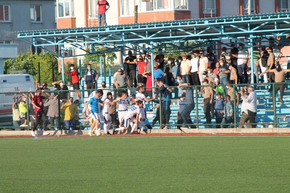 Yeşil saha boks ringine döndü