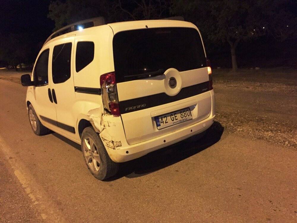 Karşı şeride geçen otomobil devrilmekten son anda kurtuldu