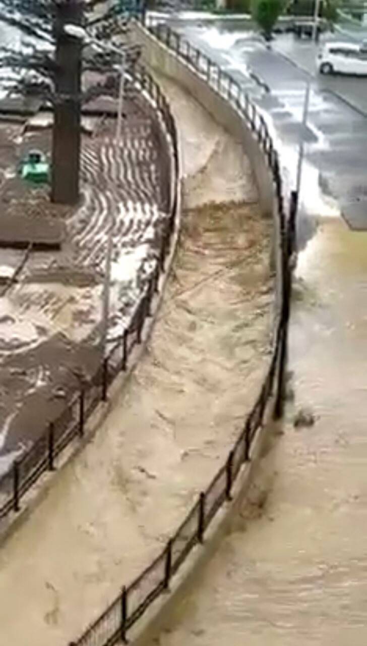 Beyşehir'de sel suları motosikleti sürükledi, kanallar taştı