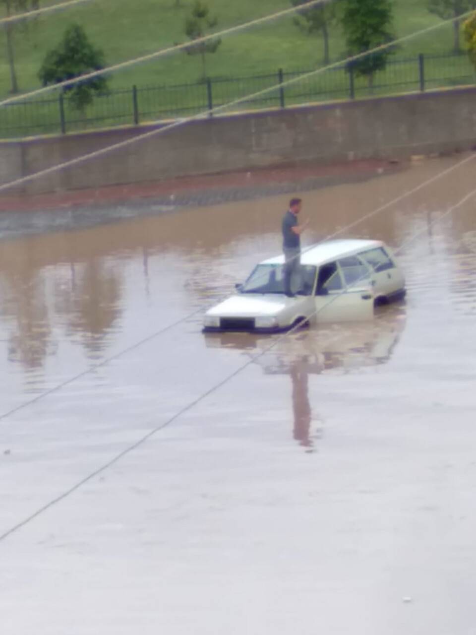 Beyşehir'de sel suları motosikleti sürükledi, kanallar taştı
