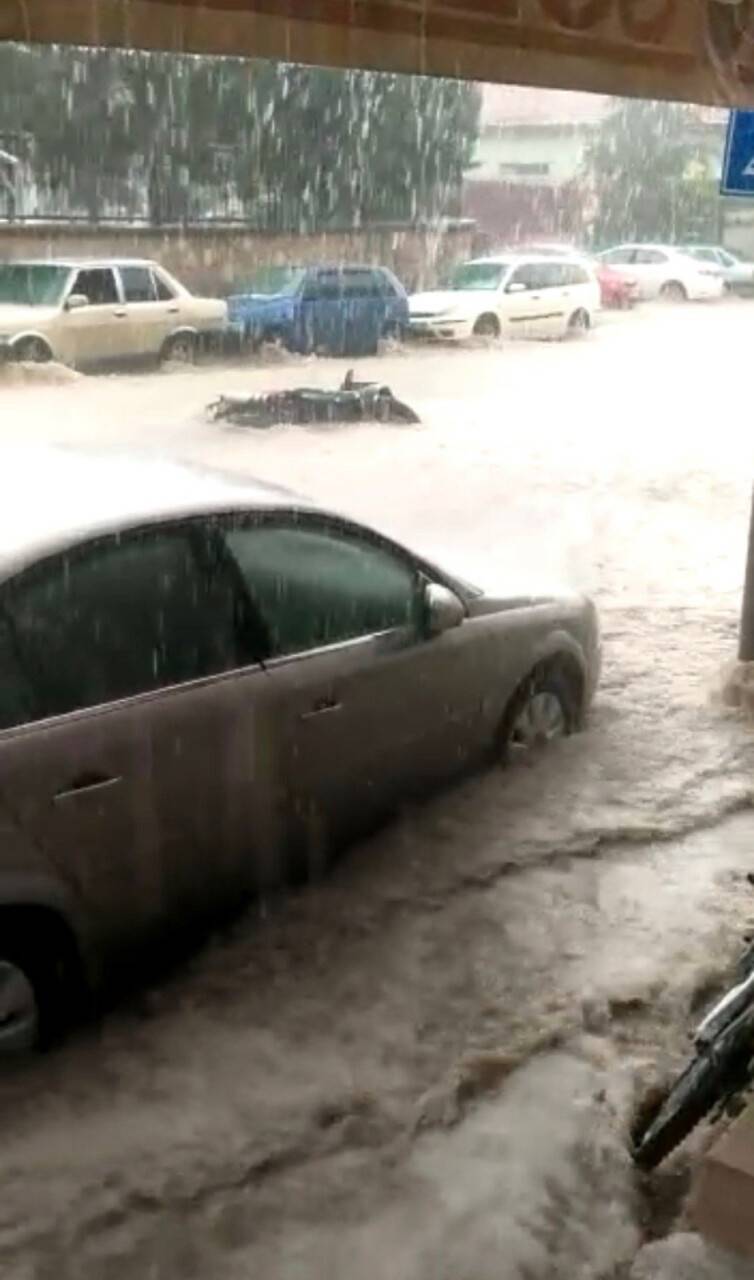 Beyşehir'de sel suları motosikleti sürükledi, kanallar taştı