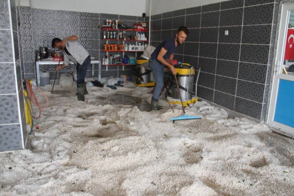 Dolu yağışıyla sokaklar beyaza büründü, dolu yığınları kamyonlarla taşındı