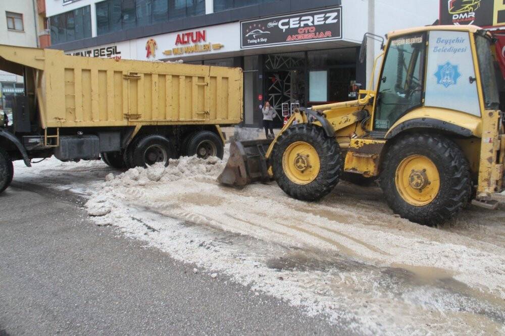 Dolu yağışıyla sokaklar beyaza büründü, dolu yığınları kamyonlarla taşındı