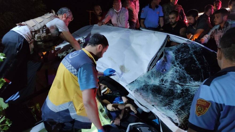 Taklalar atan otomobil eve çarparak durabildi: 1 ölü, 1 yaralı