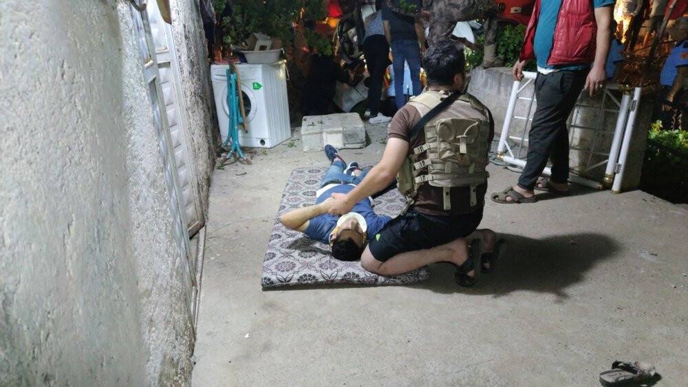 Taklalar atan otomobil eve çarparak durabildi: 1 ölü, 1 yaralı