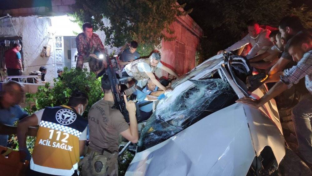Taklalar atan otomobil eve çarparak durabildi: 1 ölü, 1 yaralı
