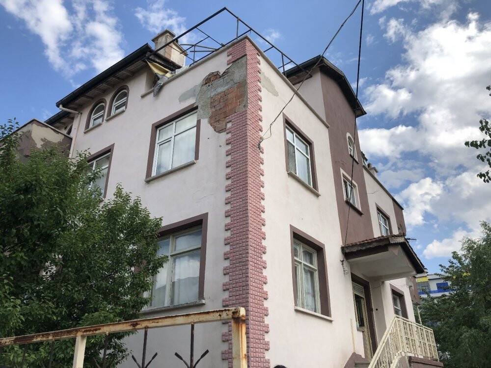 Evinin bodrumunda kuyu kazarken göçükte kaldı