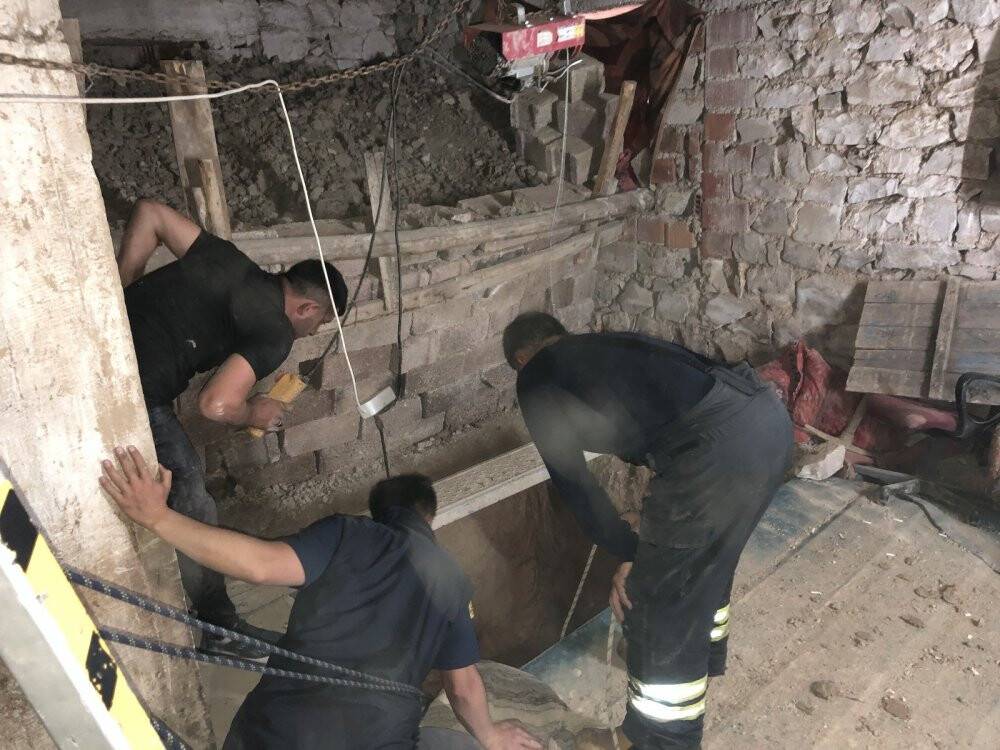 Evinin bodrumunda kuyu kazarken göçükte kaldı