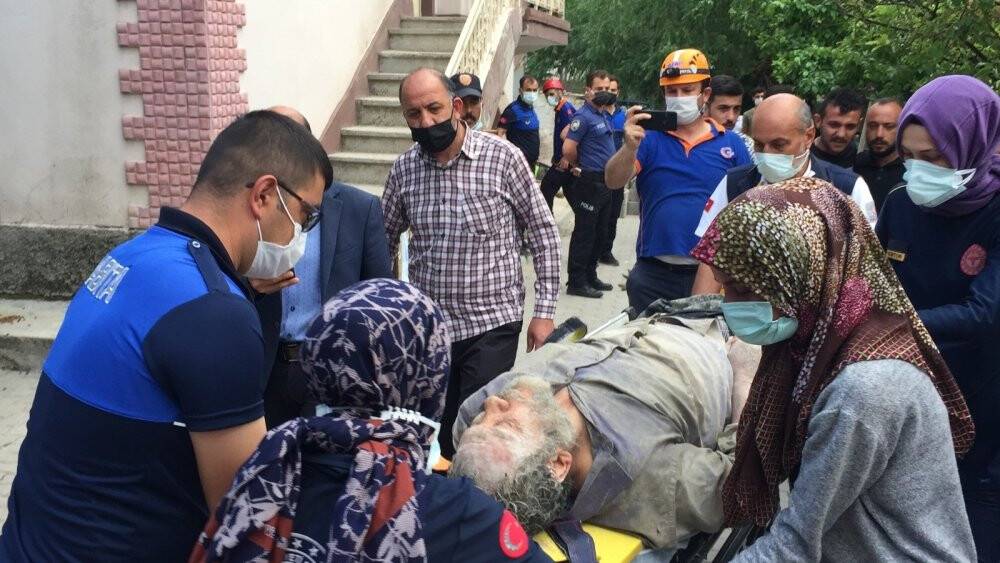 Evinin bodrumunda kuyu kazarken göçükte kaldı