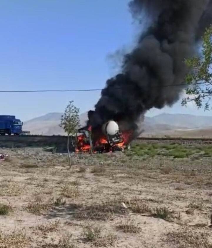 Konya'da tekeri kilitlenen tanker alev topuna döndü, sürücü son anda kurtuldu