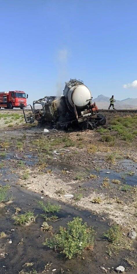Konya'da tekeri kilitlenen tanker alev topuna döndü, sürücü son anda kurtuldu
