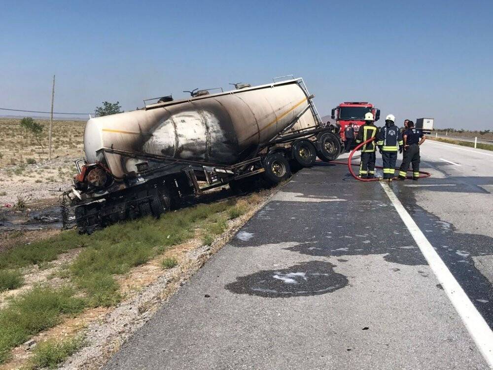 Konya'da tekeri kilitlenen tanker alev topuna döndü, sürücü son anda kurtuldu