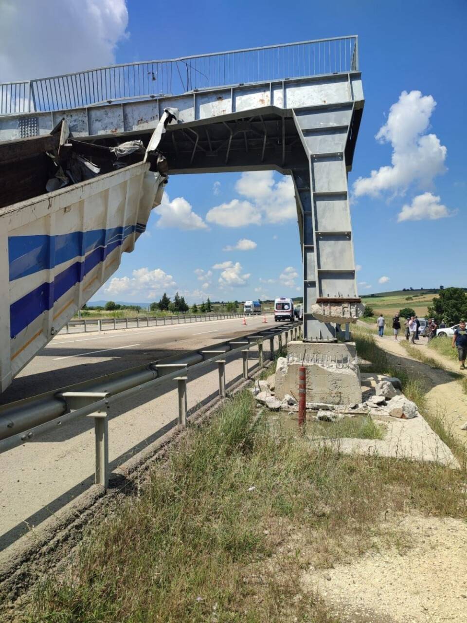 Tırın açık kalan dorsesi üst geçitte asılı kaldı