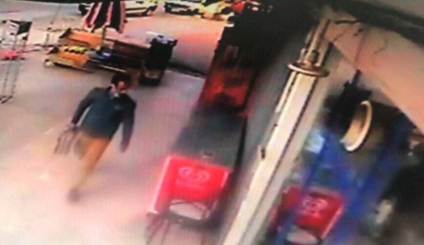 Market önündeki paketli gazetelerin çalınması kamerada