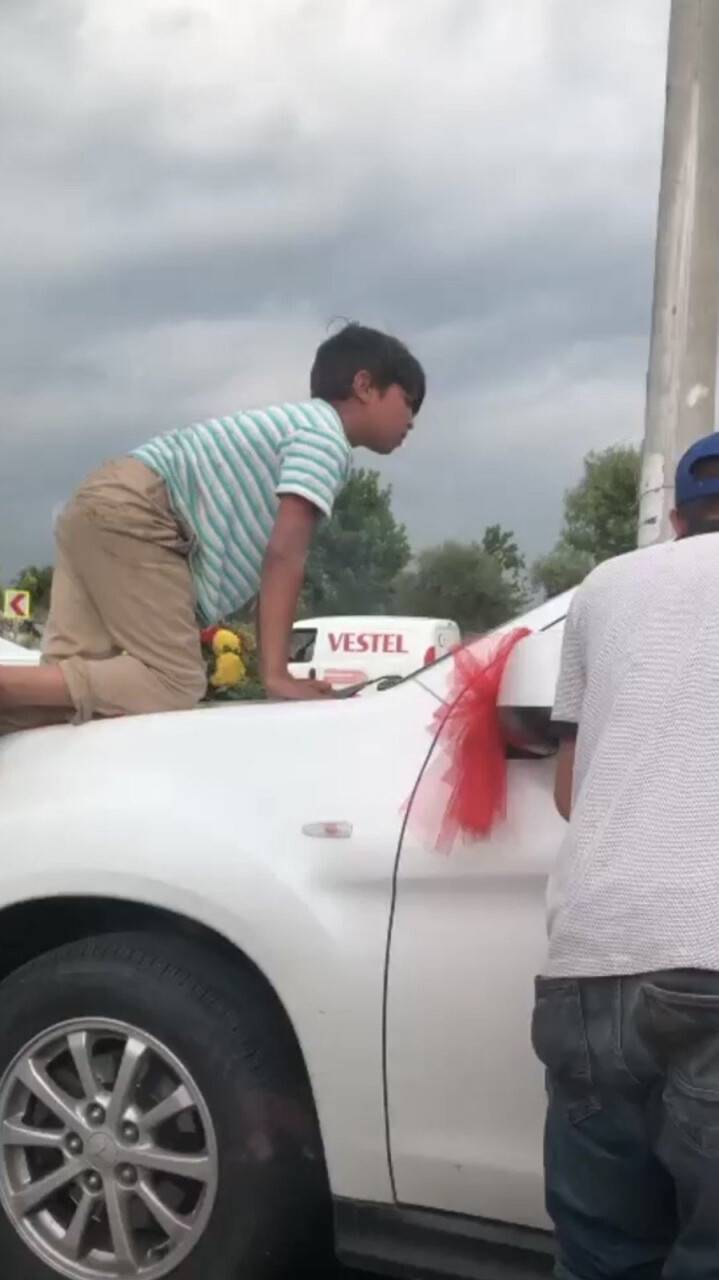 Ölümüne bahşiş mesaisi...Gelin arabasının üzerine böyle çıktı