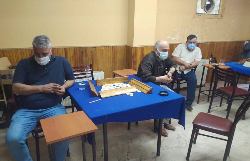 Kısıtlamada açık olan üç kafe ve lokantadaki 42 kişiye 165 bin lira ceza