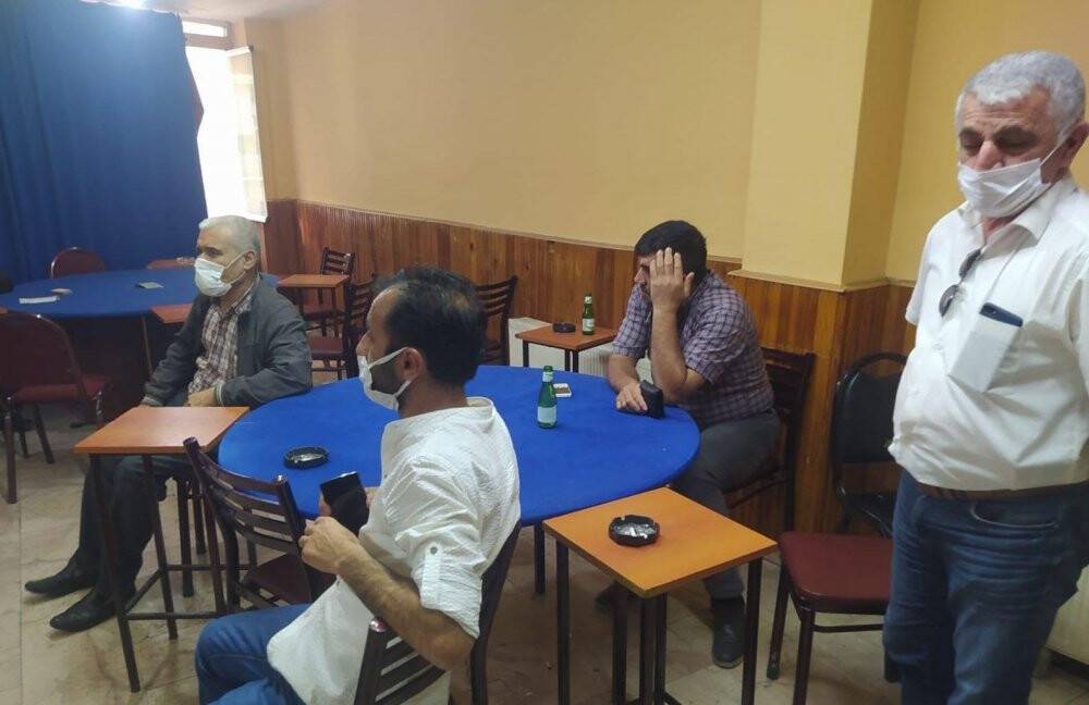 Kısıtlamada açık olan üç kafe ve lokantadaki 42 kişiye 165 bin lira ceza