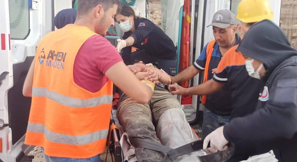 Konya'da İş makinesinin üzerine toprak kaydı: 1 yaralı