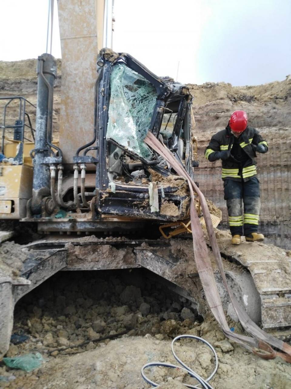 Konya'da İş makinesinin üzerine toprak kaydı: 1 yaralı