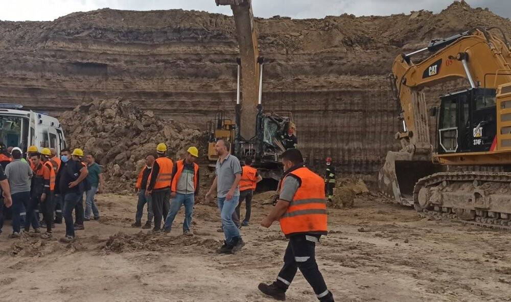 Konya'da İş makinesinin üzerine toprak kaydı: 1 yaralı