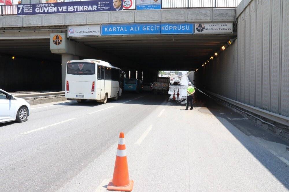 Yağmur sonrası alt geçitte biriken sular 20 saattir tahliye ediliyor