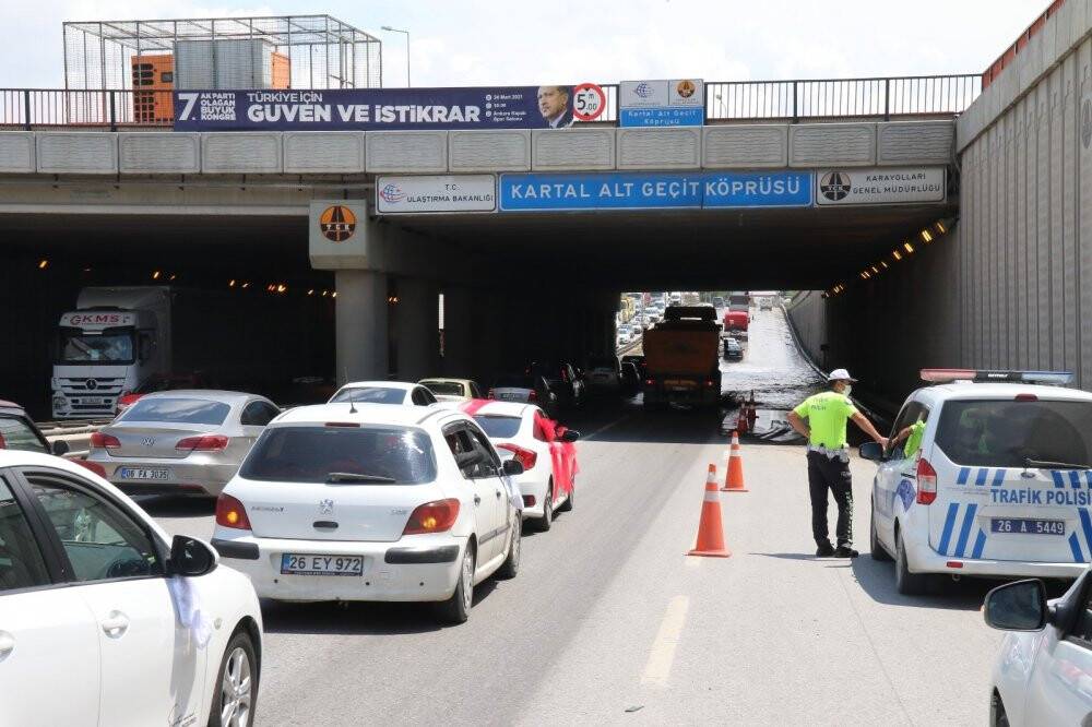 Yağmur sonrası alt geçitte biriken sular 20 saattir tahliye ediliyor