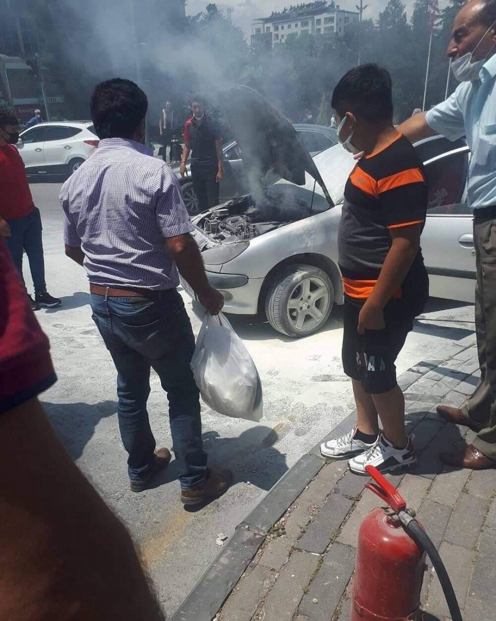 Hareket halindeki araç alev aldı