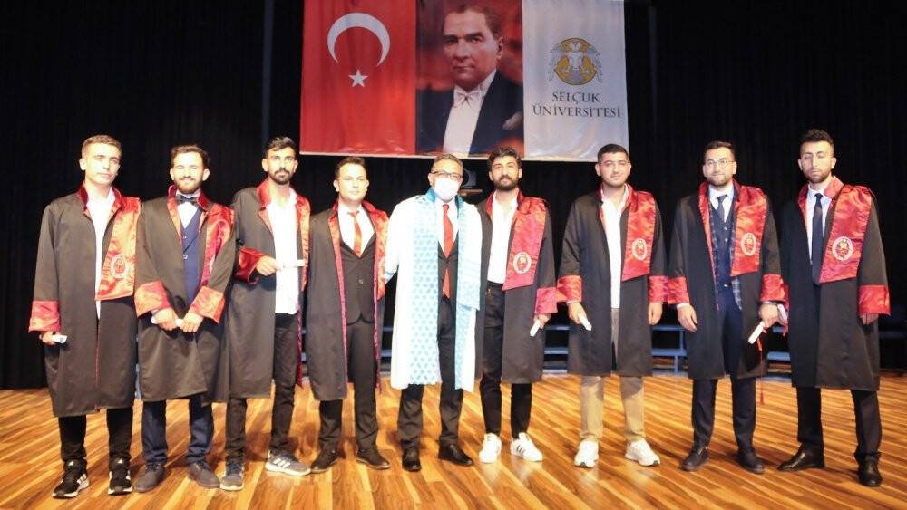 Selçuk Üniversitesi'nde mezuniyet sevinci